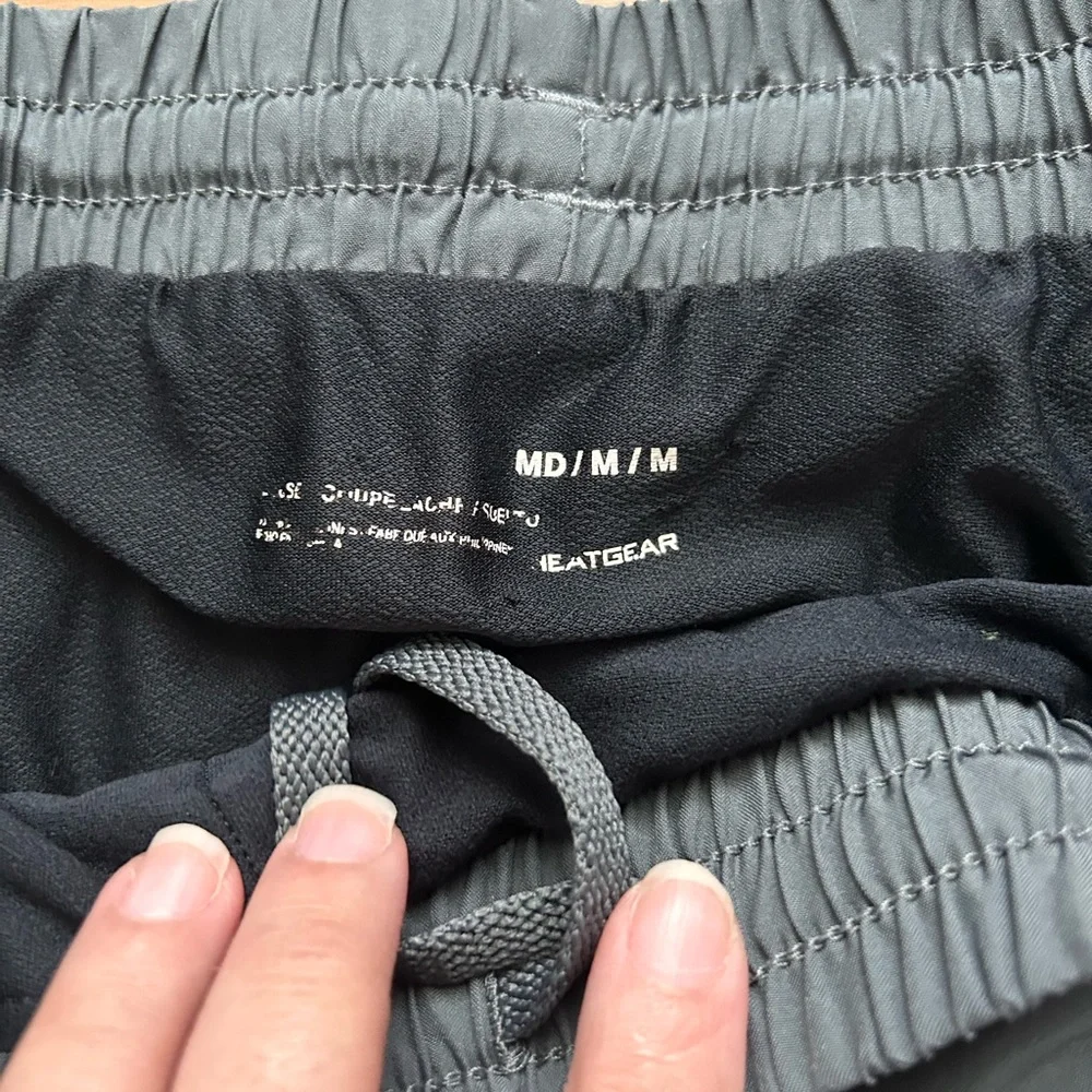Under Armour Heat gear Womens Medium Gray Elastic Waist Lined Running Shorts‎